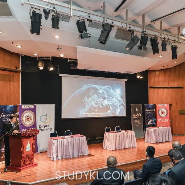 افرادی که در مراسم افتتاحیه ایستگاه زمینی Angkasa-X حضور داشتند!